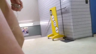 お客さんのすぐそばで全裸露出！屋上ですっぽんぽんになって店内突入しました - FC2 Video - 286541