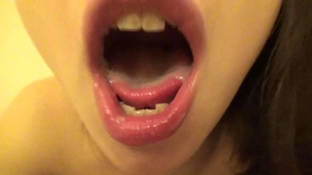 楽しそうにオッサンのチンポをしゃぶるのに口内射精されたザーメンは不味そうに飲む素人女子がエッチ！ - FC2 Video - 287319