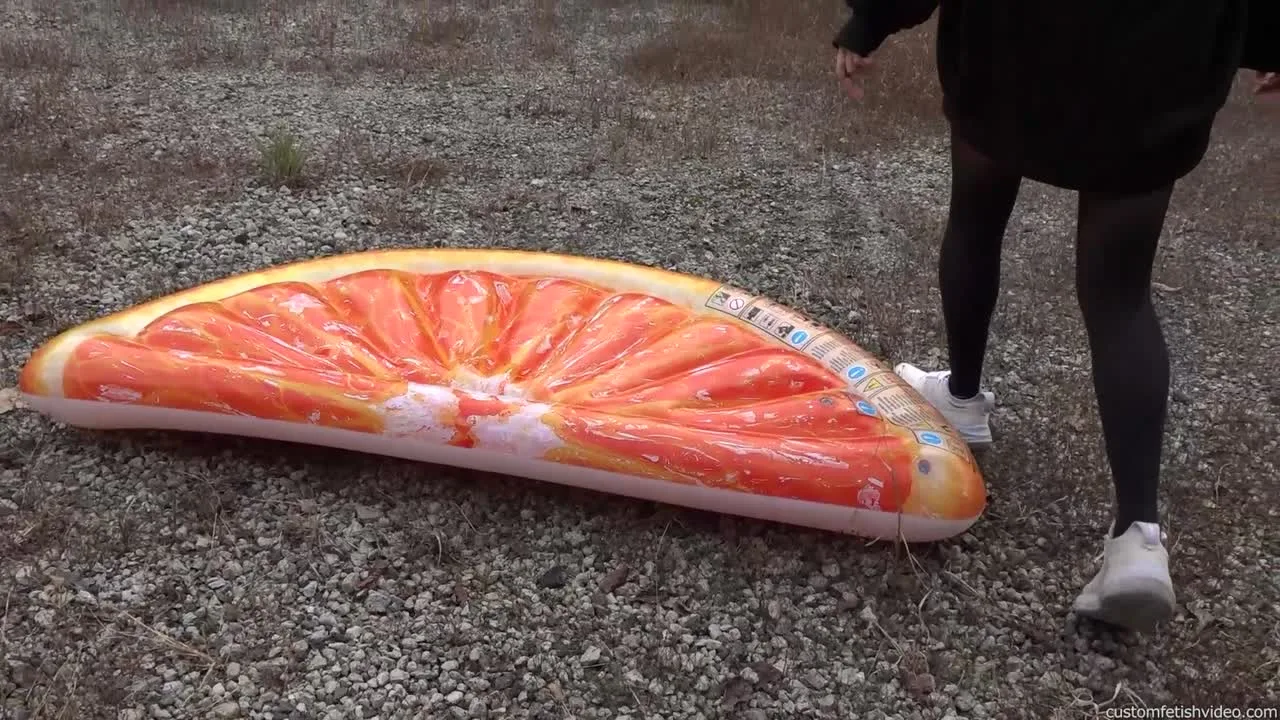 ショートパンツ履いた女の子がお尻でフロートを潰してクラッシュするフェチ動画 - FC2 Video - 288113