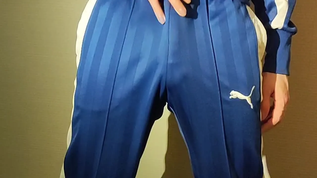 PUMA 青×白サイド_ジャージ上下_着衣オナ_裾絞り_ホッピング_平成デザイン - FC2 Video - 288797