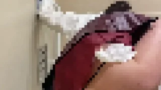 【人妻素人　共用トイレでアナルオナニー】アナルプラグ挿入のままミニスカで旦那とお買い物 - FC2 Video - 290519