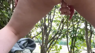 【19歳Gカップえりかの自撮り】☆彡 公園に隣接する野球場のとこで目隠しになる垣根があったので、そこに潜んで歩道の目の前で全裸でオナニー！何度か人が通ったけど隠しながら凌ぎ - FC2 Video - 291445