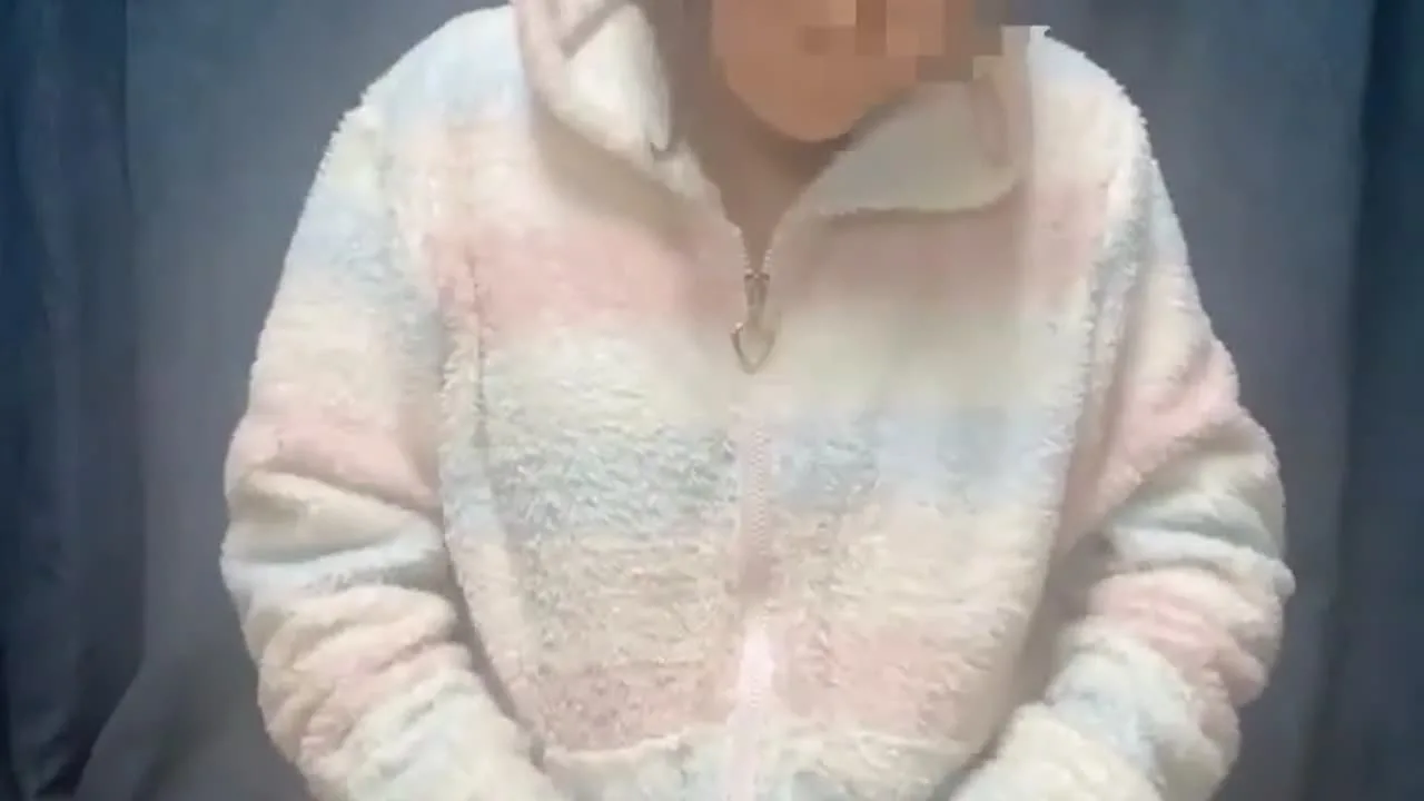 【淫乱人妻素人　極太ディルドでまんこまる見せオナニー】旦那が入浴中にバレないように - FC2 Video - 292463