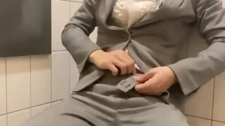 【淫乱人妻素人　職場の和式トイレでドアップオナニー】ヌチャヌチャ音が響く中で、人が - FC2 Video - 292477