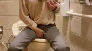 【淫乱人妻素人　セクシーパンティで出勤　出勤中にトイレでオナニー】ご主人様から - FC2 Video - 292487