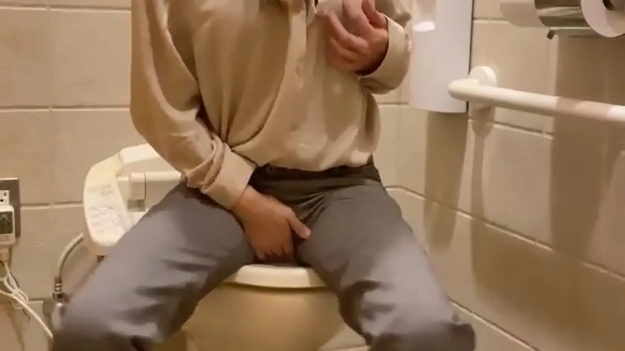 【淫乱人妻素人　セクシーパンティで出勤　出勤中にトイレでオナニー】ご主人様から - FC2 Video - 292487