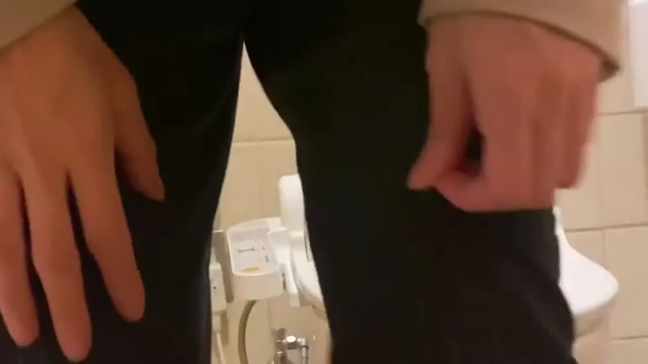 【淫乱人妻素人　お仕事中にトイレでスーツ姿でオナニー】玩具の代わりにペットボトルで - FC2 Video - 292755