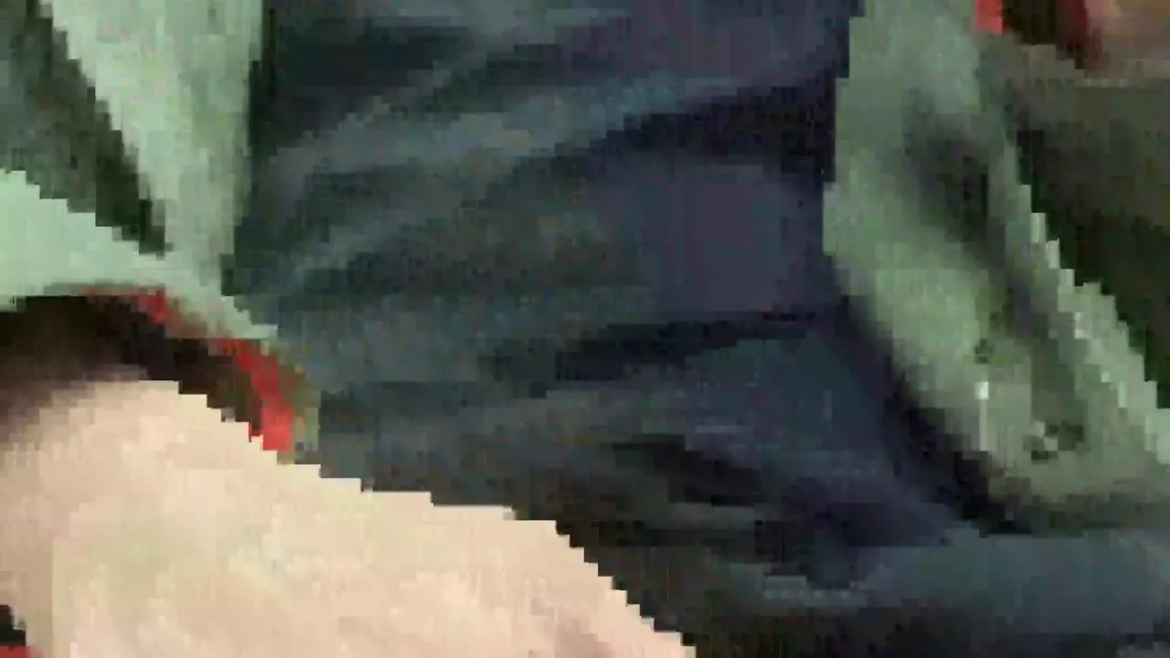 【素人妻　旦那も乗ってるかもしれない電車の中でオナニー】露出オナニー指示　トイレで - FC2 Video - 292815