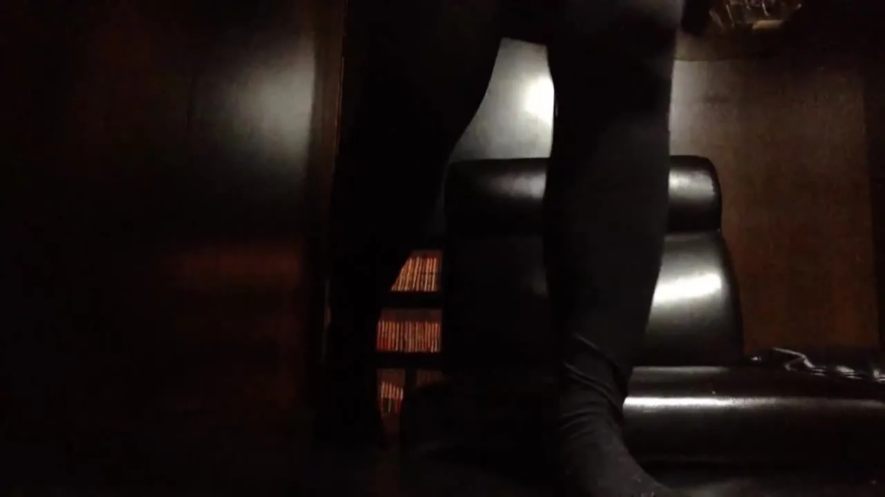 【無修正】用心深い眼鏡っ*、快感に負けて大股開きで堂々オナニー - FC2 Video - 294371