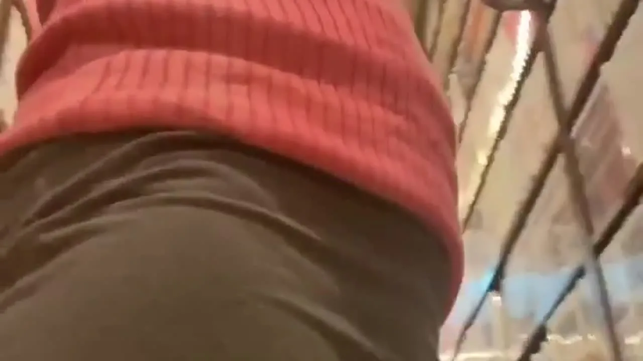 【淫乱　人妻素人　漫画喫茶で見られながらのオナニー】漫画コーナーで露出散歩後に - FC2 Video - 294537