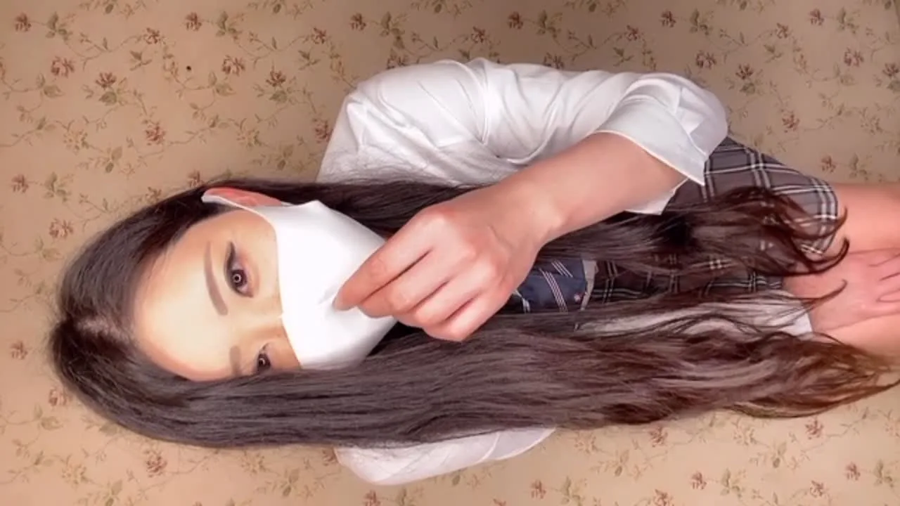 羞恥心など全く無いかのようにカメラに向かって尻肉を拡げて肛門を見せつける自撮り女子の変態大痴態！ - FC2 Video - 294819