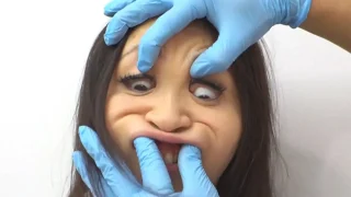 ボイストレーニング中にゴム手袋着用ハンドで顔をモミクチャにされる女 それでも音程は外さないプロ魂！ - FC2 Video - 295471