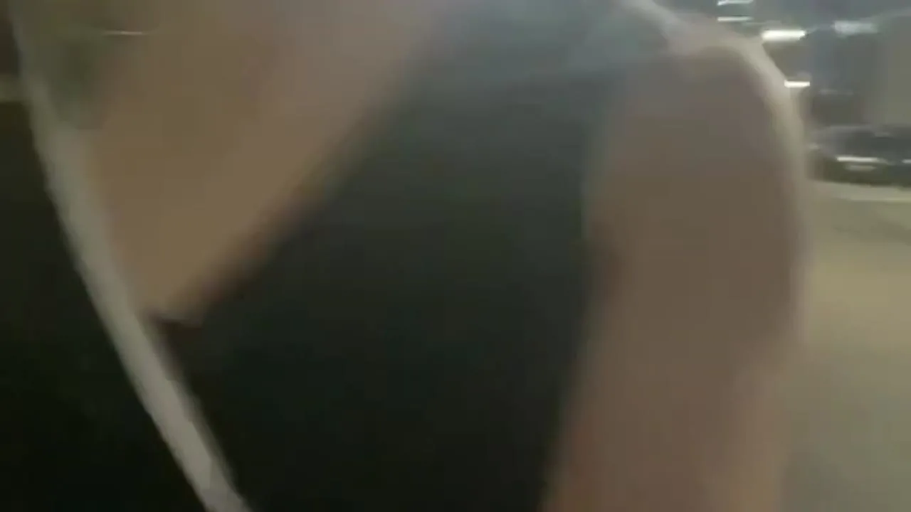 【淫乱　人妻素人　夕方散歩の途中に電気屋さんのトイレでオナニー】ノースリトップス - FC2 Video - 296215