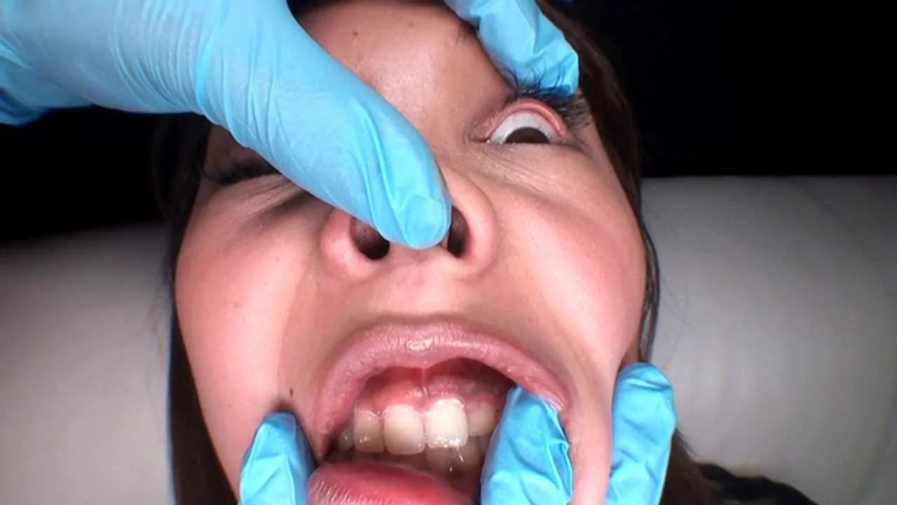 キュートな笑顔がとんでもない変顔に変貌！エッチなインタビュー中にゴム手袋を着用した手で顔面弄り！ - FC2 Video - 296432