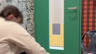 【19歳Gカップえりかの自撮り】☆彡 制服着てカラオケボックスでディルドオナニー！透明ガラスなのに通路側に向かって脚広げてディルドを出し入れしていたらお客さんと店員さんが通 - FC2 Video - 297916