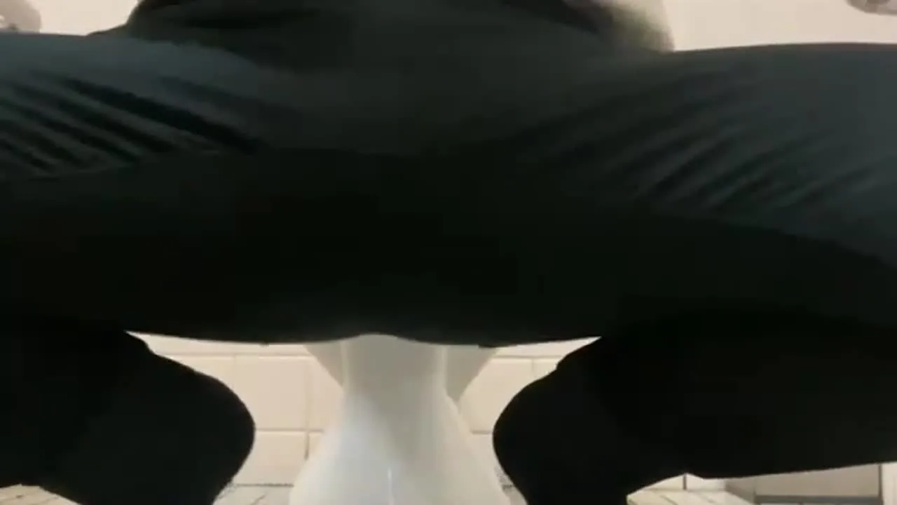 《人妻素人　駅のトイレにて》仕事帰りに我慢できず　家には旦那がいるのでトイレでオナニー - FC2 Video - 298908