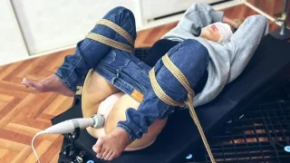 ジーパン姿のМ女 まんぐり状態で緊縛、ジーンズ半脱ぎでおまんこに電マ固定されて限界までの連続絶頂！ - FC2 Video - 299166