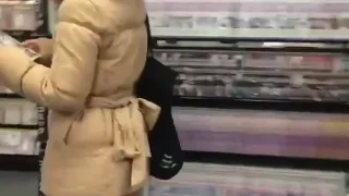 【人妻素人みゆ　ビデオ試写室でオナニー散歩】体操服コスプレでおじさま達の前で公共オナ - FC2 Video - 299434