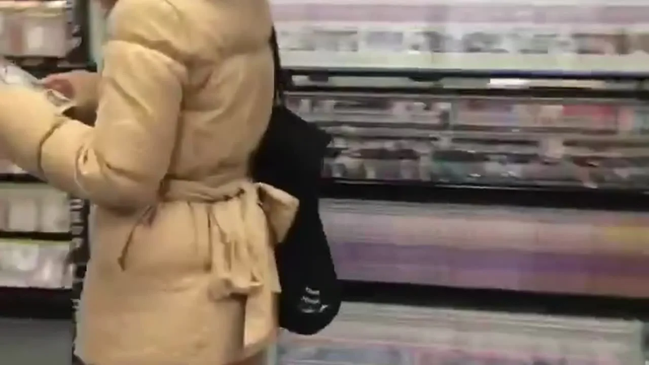 【人妻素人みゆ　ビデオ試写室でオナニー散歩】体操服コスプレでおじさま達の前で公共オナ - FC2 Video - 299434