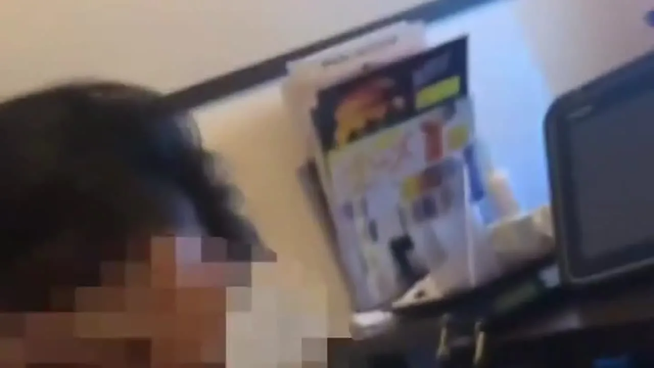 【人妻素人　寝取られ妻　カラオケBOXでフェラチオ】カラオケBOXでよだれを垂らしながら - FC2 Video - 299454