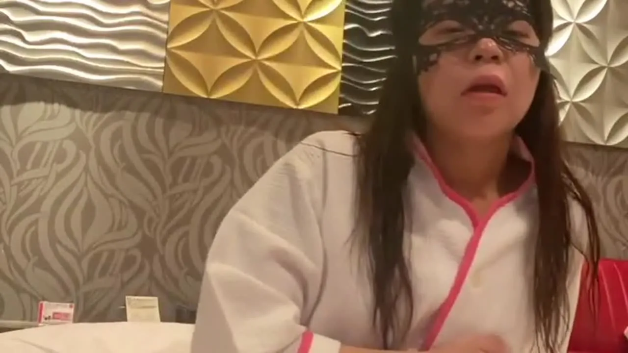 【人妻素人　寝取られ妻　完全無修正動画】出張先でAV鑑賞をしながらオナニー　即イキ - FC2 Video - 299486