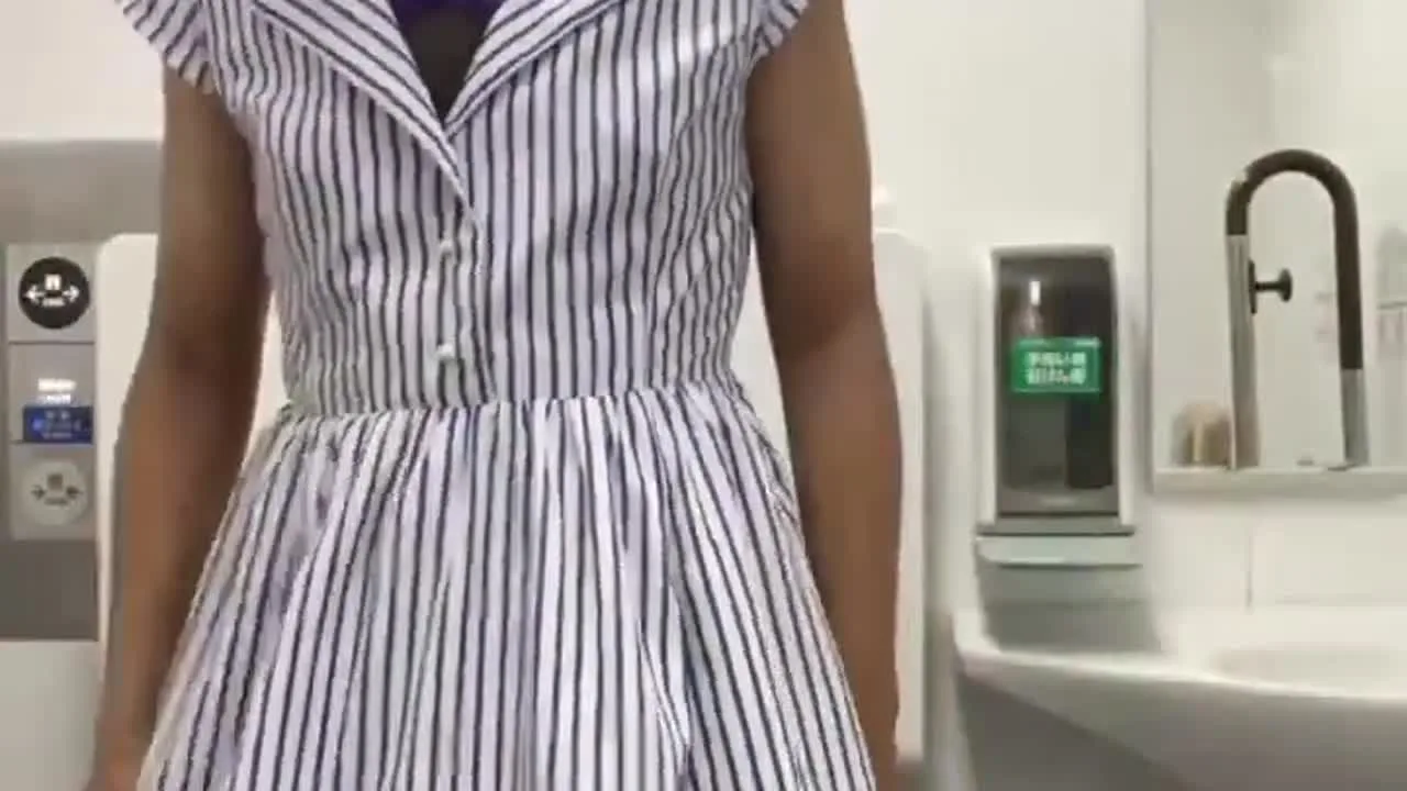 【人妻素人　寝取られ人妻　お買い物先のトイレでオナニー】エロ下着を着けてお買い物へ - FC2 Video - 299908