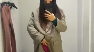 【人妻素人　寝取られ妻　ショッピングモールの試着室で、、、】ローターを使ってマン汁漏らし - FC2 Video - 299920