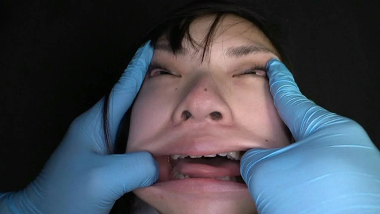 目ン玉飛び出そうな変顔！可愛い女子の顔をゴム手袋で容赦なくパン生地のように引っ張り伸ばしまくり！ - FC2 Video - 300452