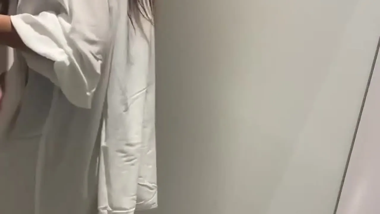 【寝取られ人妻　素人動画　試着室で全裸オナニー】ミニワンピにTバックを履いてお出かけ - FC2 Video - 300672