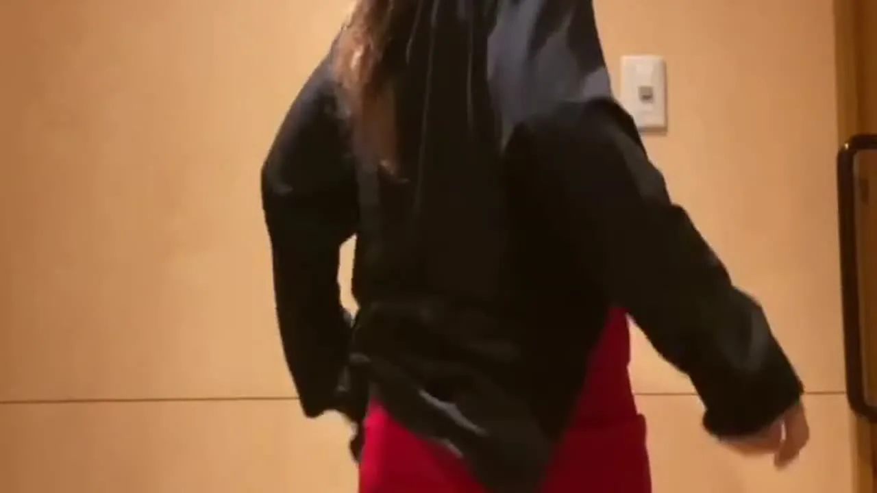 【人妻素人　NTR妻　ショッピングモールの多目的トイレで】もちろん鍵は開けっぱなしで - FC2 Video - 300676