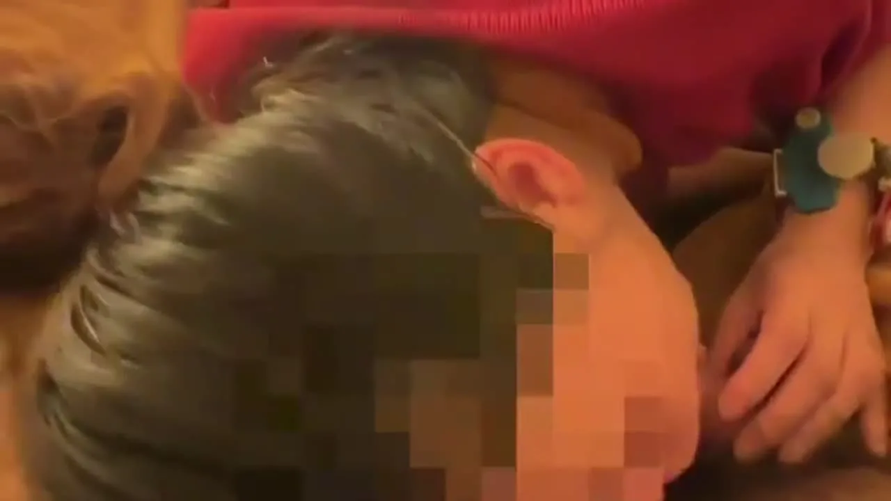 【不倫寝取られ人妻　NTR　岩盤浴で生SEX】岩盤浴にて、お客さんのいる中でフェラチオ - FC2 Video - 300700