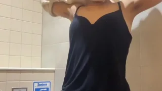 【不倫寝取られ人妻　ショッピングモールのトイレでオナニー動画】全裸になってまんこやアナル - FC2 Video - 302856