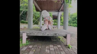 街中パンチラ　ミニスカートから覗く真っ白い純白パンティー - FC2 Video - 302898