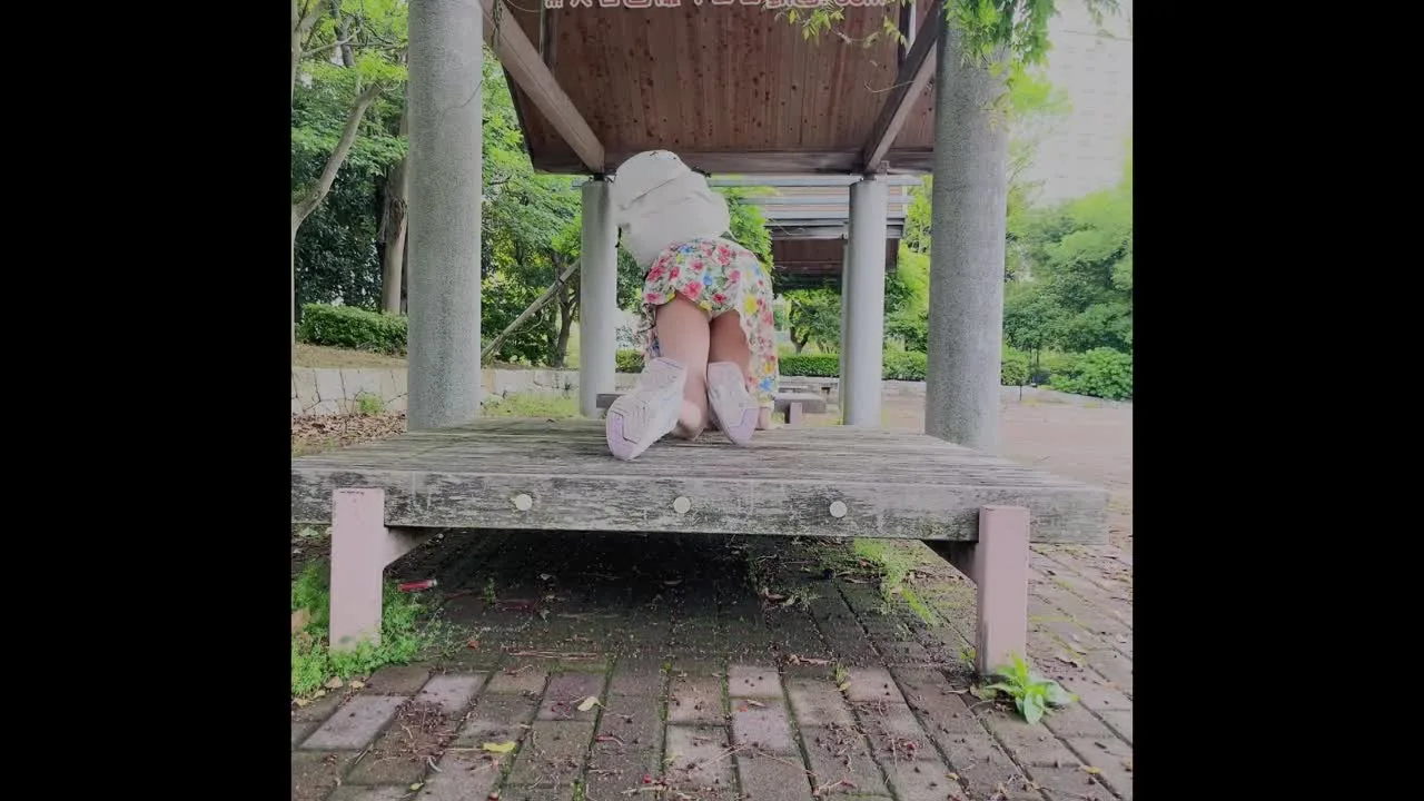 街中パンチラ　ミニスカートから覗く真っ白い純白パンティー - FC2 Video - 302898