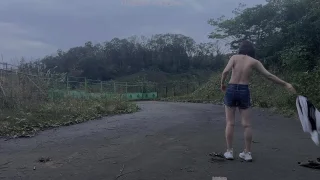 野外露出でおまんこくぱあ　道路の中央で全裸になって性器を広げて自撮り - FC2 Video - 303433