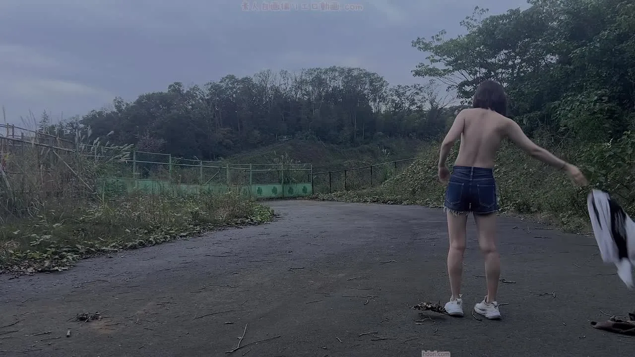 野外露出でおまんこくぱあ　道路の中央で全裸になって性器を広げて自撮り - FC2 Video - 303433