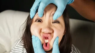 ゴム手袋着用ハンドで顔をムチュクチュに変形されて変顔を晒しながらインタビューに答える可愛い女子！ - FC2 Video - 303953