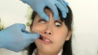 日本初の顔面変形大喜利！？ゴム手袋に顔を変形させられながら爆笑必至の変顔で珍回答を連発する女子！ - FC2 Video - 305103