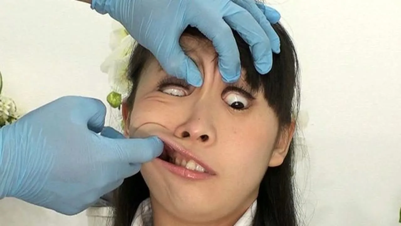 日本初の顔面変形大喜利！？ゴム手袋に顔を変形させられながら爆笑必至の変顔で珍回答を連発する女子！ - FC2 Video - 305103