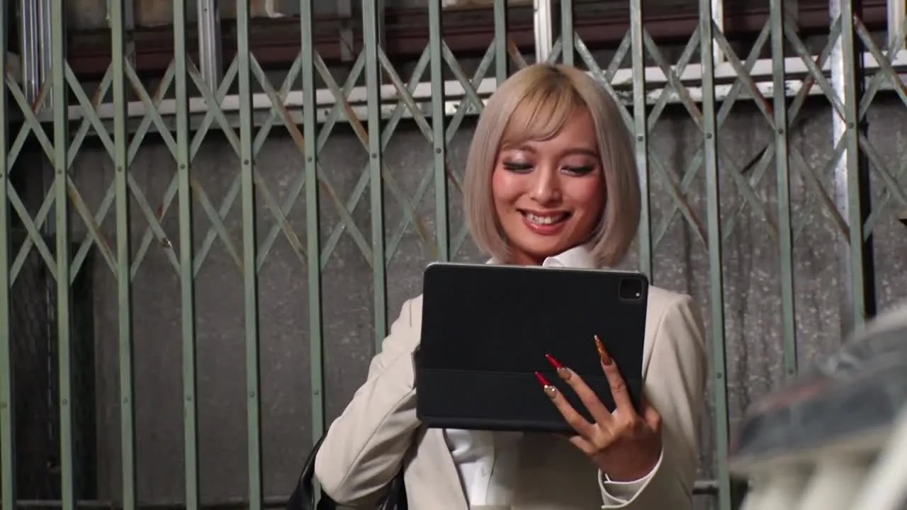 シコテキ黒キャルOLは露出癖を拗らせており男性社員に全裸オナニーハレて羞恥興奮公衆便所てチホふち込 - FC2 Video - 306029