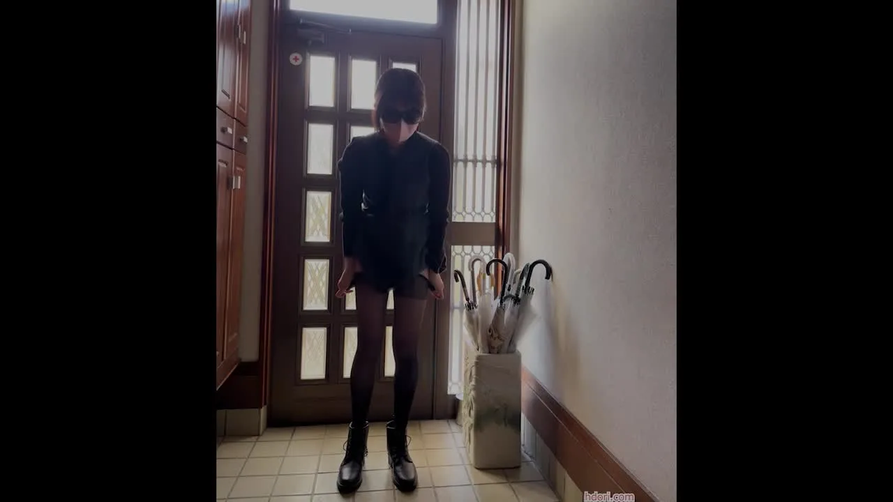 下着を着けずにオッパイ丸出しで野外露出オナニー - FC2 Video - 306513