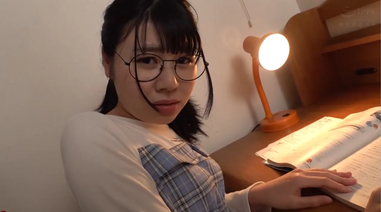 やらしいおじさんとパイパンまんこのメガネ女子。 - FC2 Video - 307577