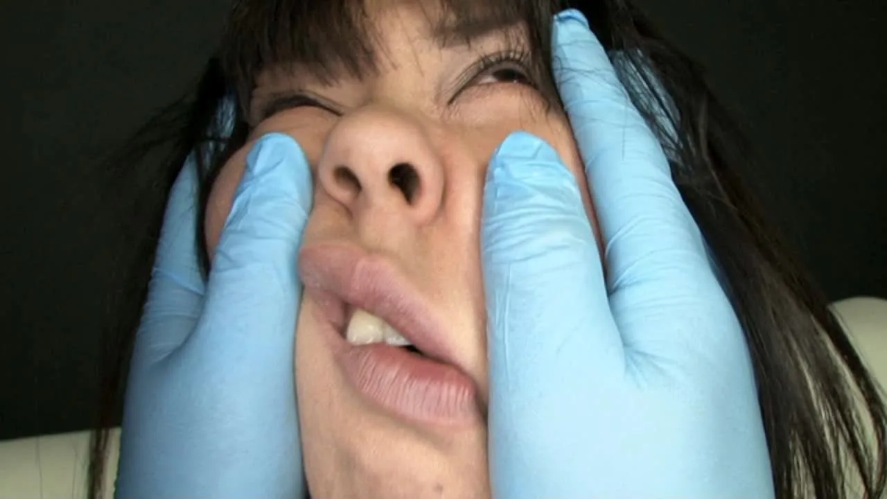 甘トロトロイチャイチャと見せかけてゴム手袋顔面変形！カワイイお顔が爆笑モノの変顔に変わっていく！ - FC2 Video - 307695