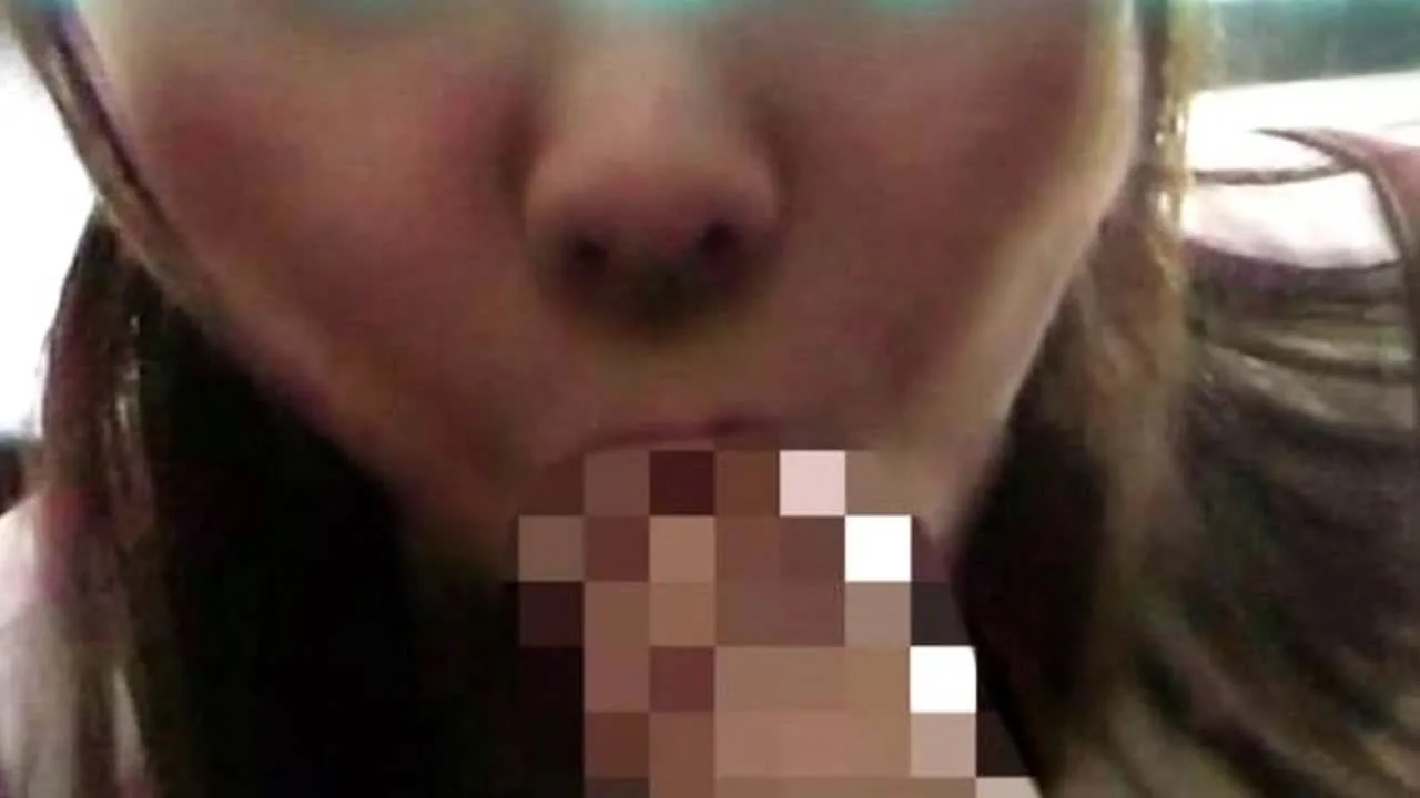 駐車場にとめた車内でドキドキのこっそりチンポしゃぶり！緊張感と快感の波が押し寄せる怒涛のフェラ！ - FC2 Video - 307787