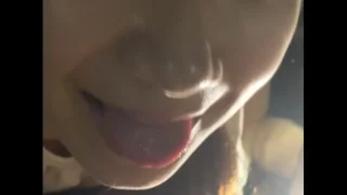 某立体駐車場にて車内でニヤニヤしながら楽しそうにチンポしゃぶりまくるスケベ女子に口内射精ザーメン！ - FC2 Video - 309427