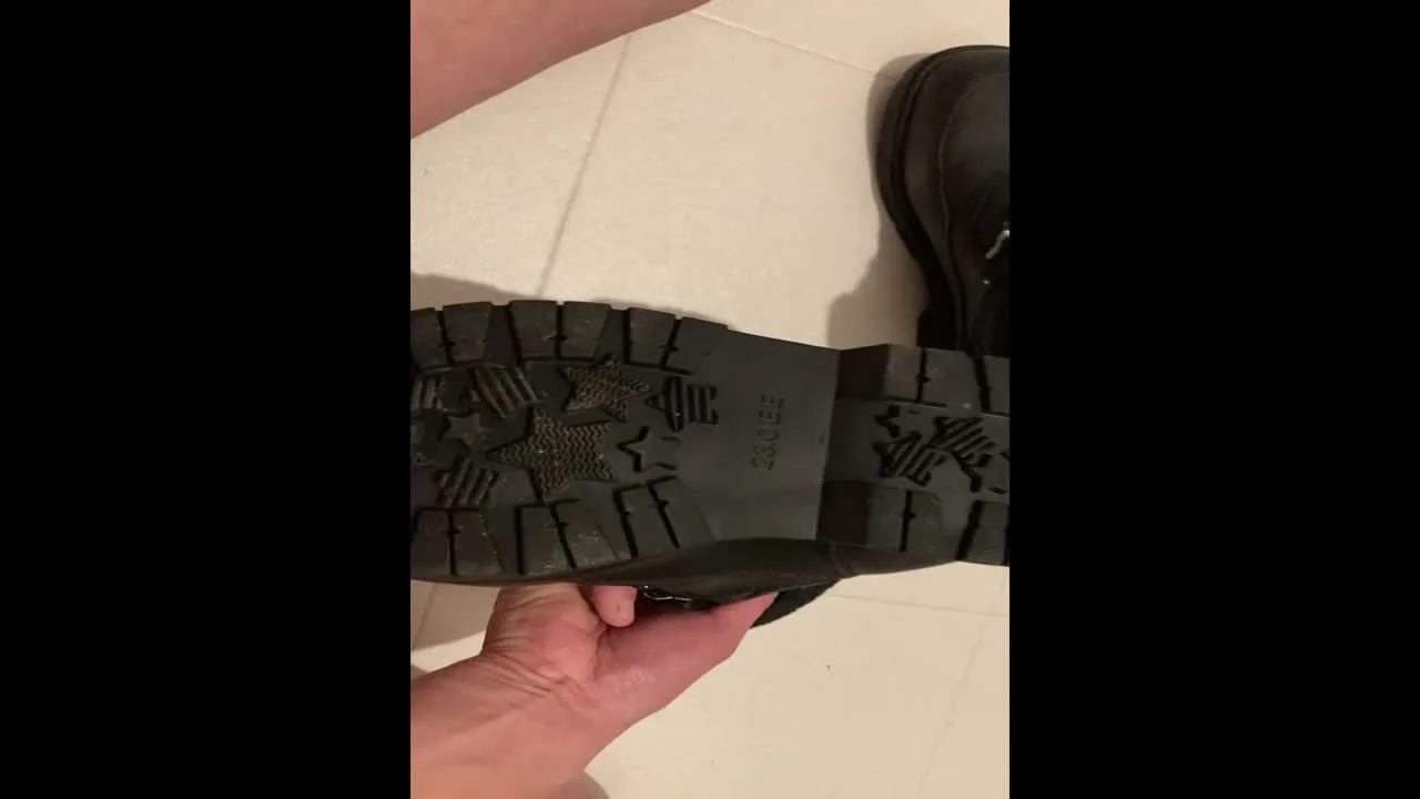 女の子のかわいいni-moのブーツでオナニー - FC2 Video - 309445