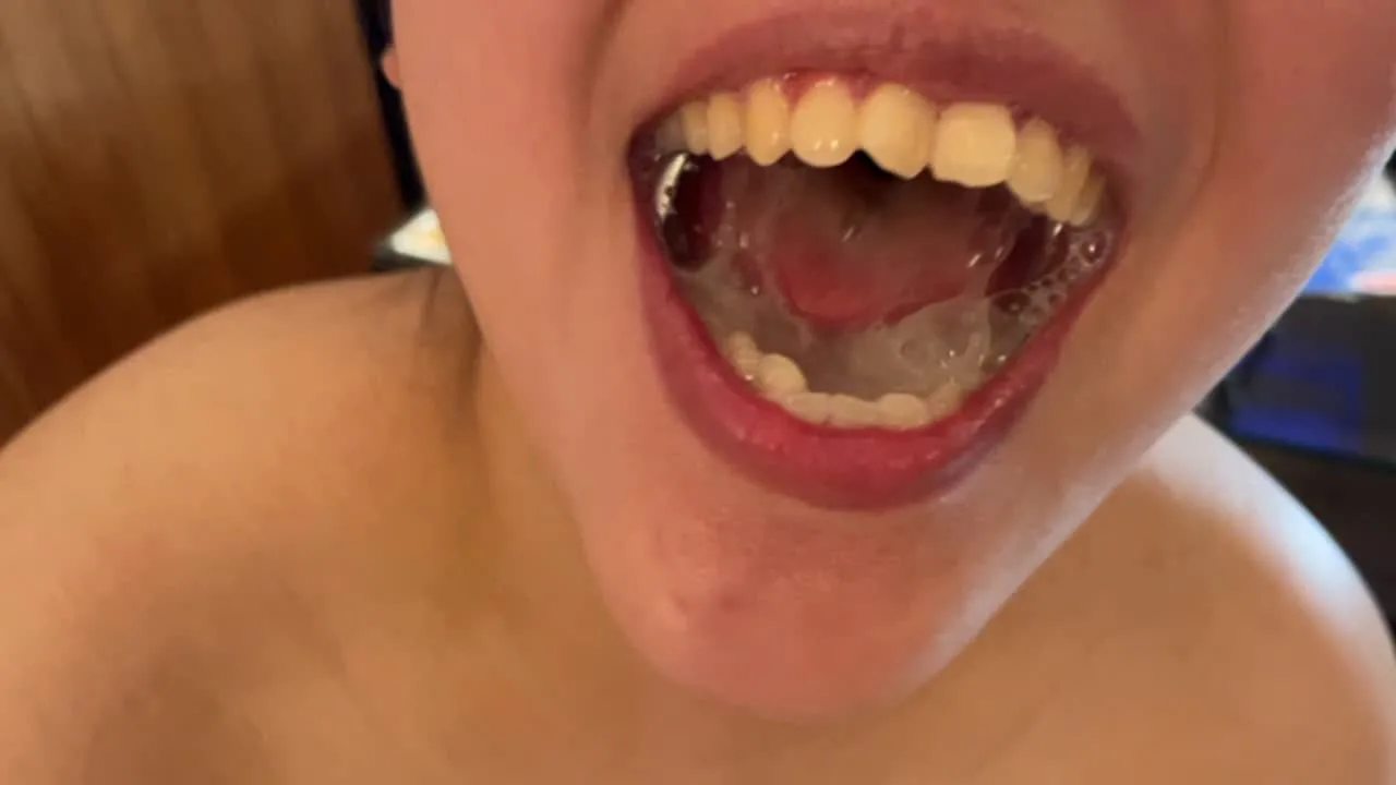 大量口内射精された精子をグチュグチュうがいして飲む！変態素人カフェ店員の淫音響くバキュームフェラ！ - FC2 Video - 309739