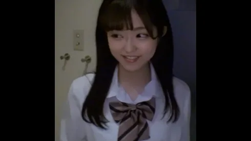 上目遣いが可愛すぎる小柄で華奢な体をガン突き。小さく狭い膣から溢れ出る程の中出しで孕ませ。 - FC2 Video - 310972