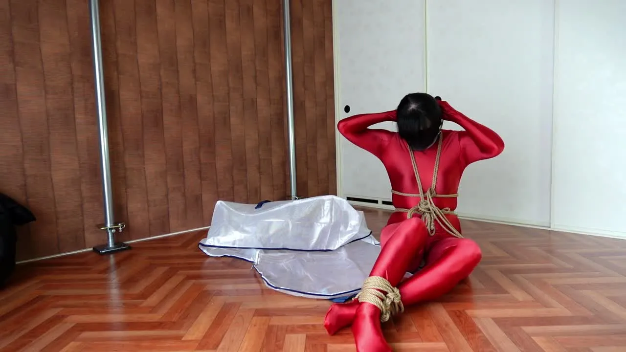 縛られて詰め込まれたバッグからの脱出　Escaping from a bag tied up and stuffed - FC2 Video - 311702