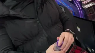 【不倫NTR人妻　ゲームセンター露出徘徊&屋外生SEX】素人　マン汁　生中出し　 - FC2 Video - 312650